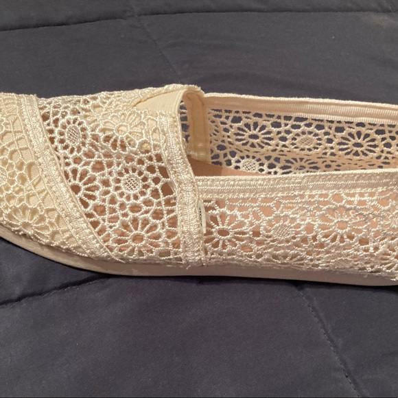 NWOT TOMS Women’s Floral Lace Slip On Flats. Size 10. No box. Free canvas bag. - Picture 3 of 6